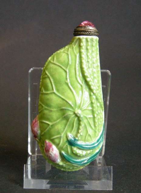 Snuff bottle porcelain in "Lotus" shape